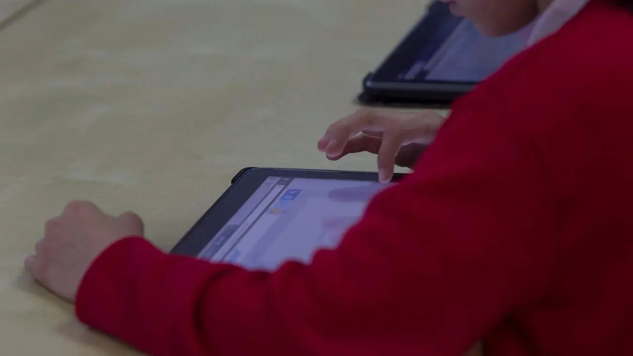  Niño utilizando una tablet - EUROPA PRESS 