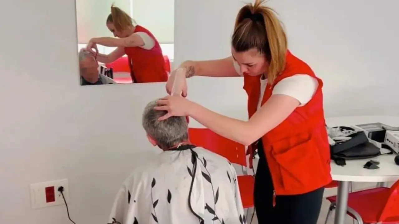  Luc&iacute;a cort&aacute;ndole el pelo a una persona en la Cruz Roja de Almer&iacute;a 
