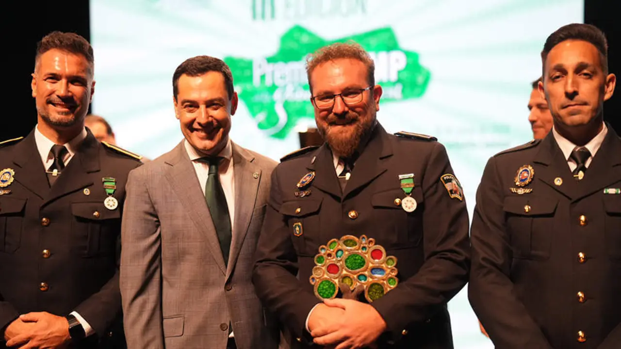  Juanma Moreno con algunos de los premiados en la FAMP 