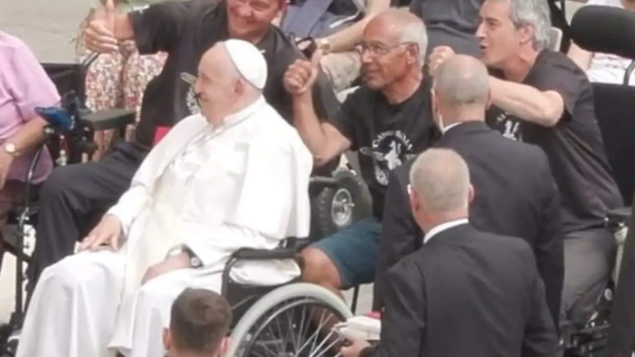  Dos espa&ntilde;oles recorren m&aacute;s de 800 km en silla de ruedas para pedir al Papa m&aacute;s investigaci&oacute;n de las enfermedades raras - CAMINUS 