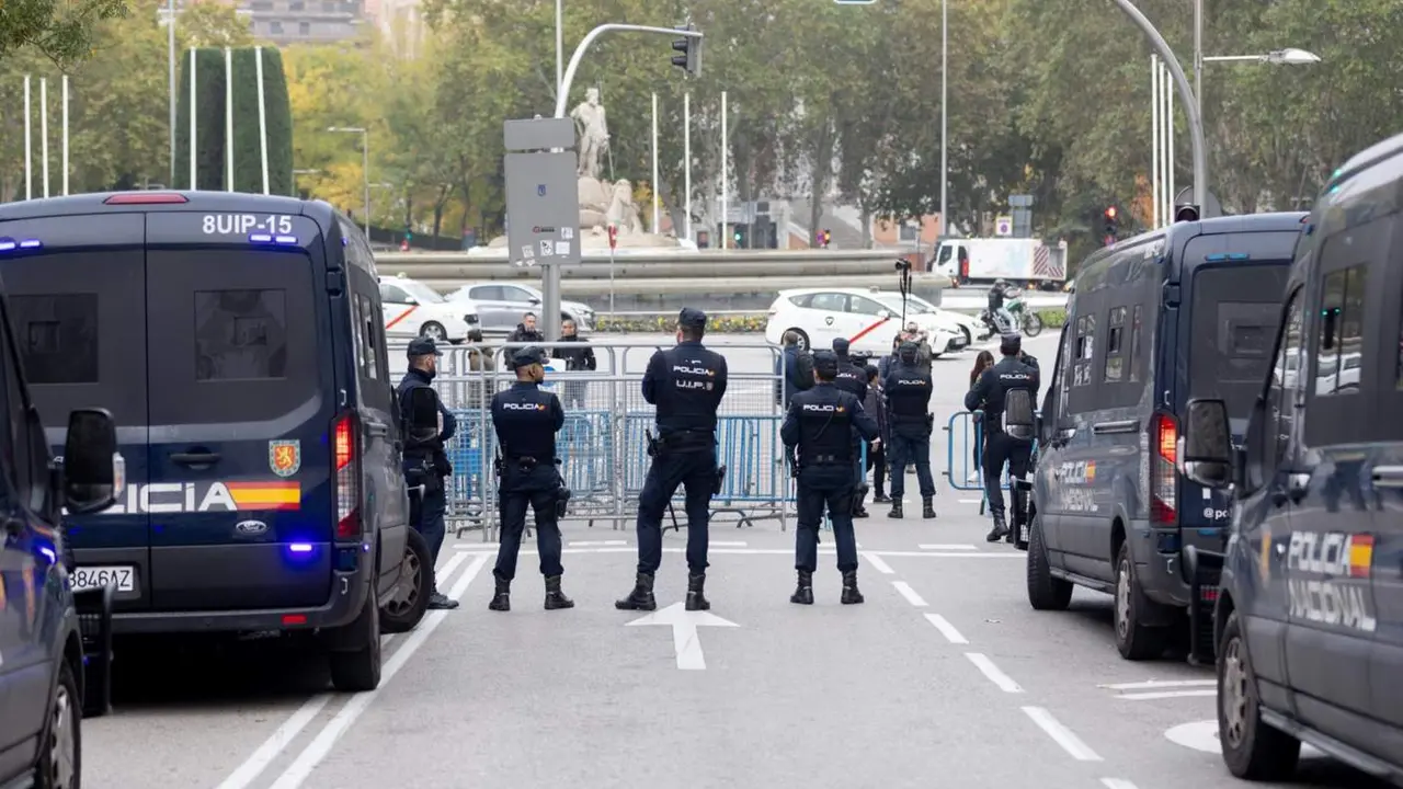  Archivo - Veh&iacute;culos y agentes de Polic&iacute;a Nacional en uno de los accesos al Congreso de los Diputados - Eduardo Parra - Europa Press - Archivo 