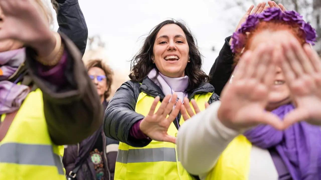  Archivo - Unas mujeres hacen un s&iacute;mbolo feminista con las manos durante una manifestaci&oacute;n convocada por el Movimiento Feminista de Madrid por el 8M - Diego Radam&eacute;s - Europa Press - Archivo 