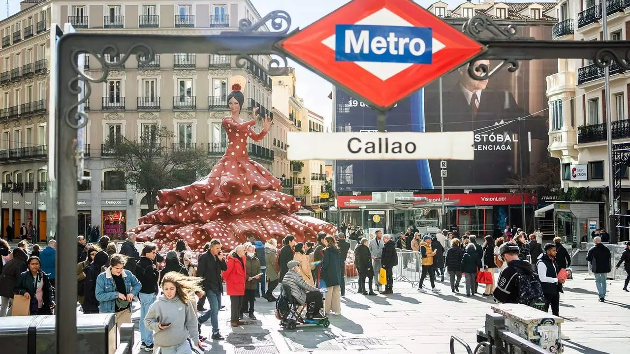  R&eacute;plica de la mu&ntilde;eca Mar&iacute;n, de ocho metros de altura, en la Plaza Callao de Madrid, dentro de la campa&ntilde;a de comunicaci&oacute;n de la cervecera | EP 