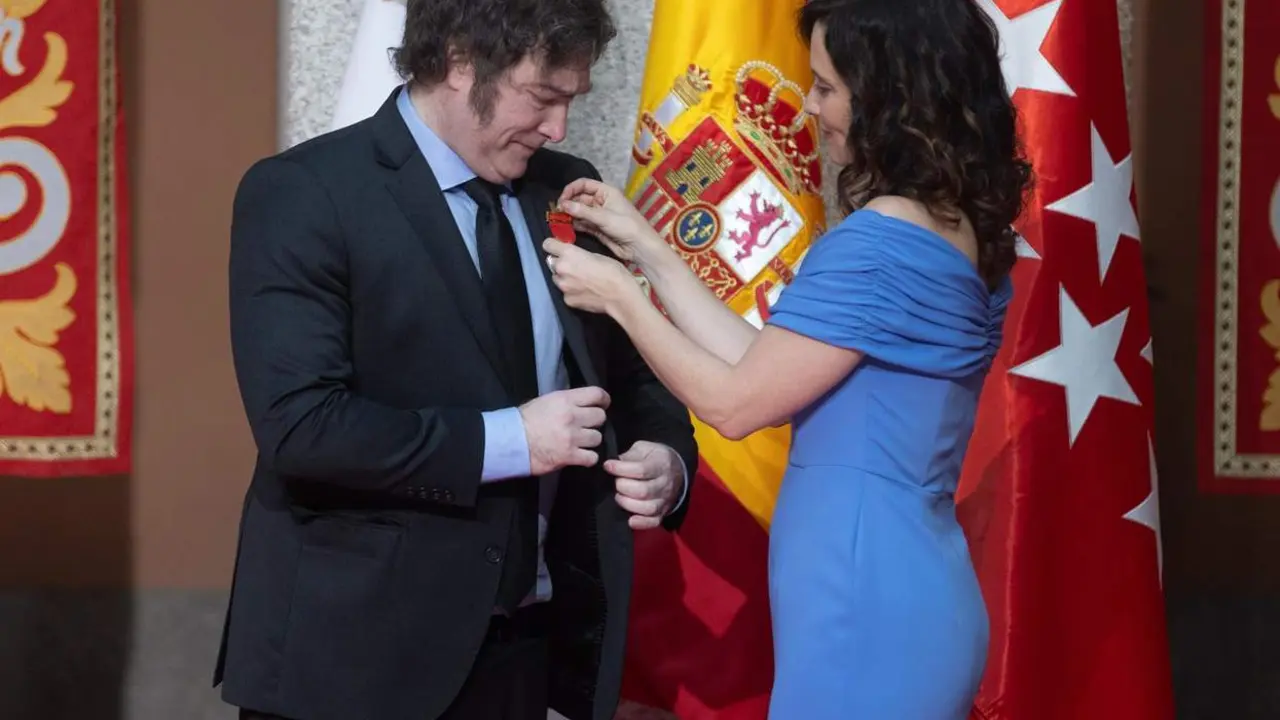  La presidenta de la Comunidad de Madrid, Isabel Díaz Ayuso, condecora al presidente de la República Argentina, Javier Milei, con la Medalla Internacional de la Comunidad de Madrid - Eduardo Parra - Europa Press 