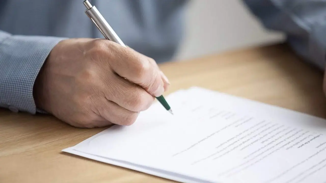  Una persona haciendo testamento solidario 