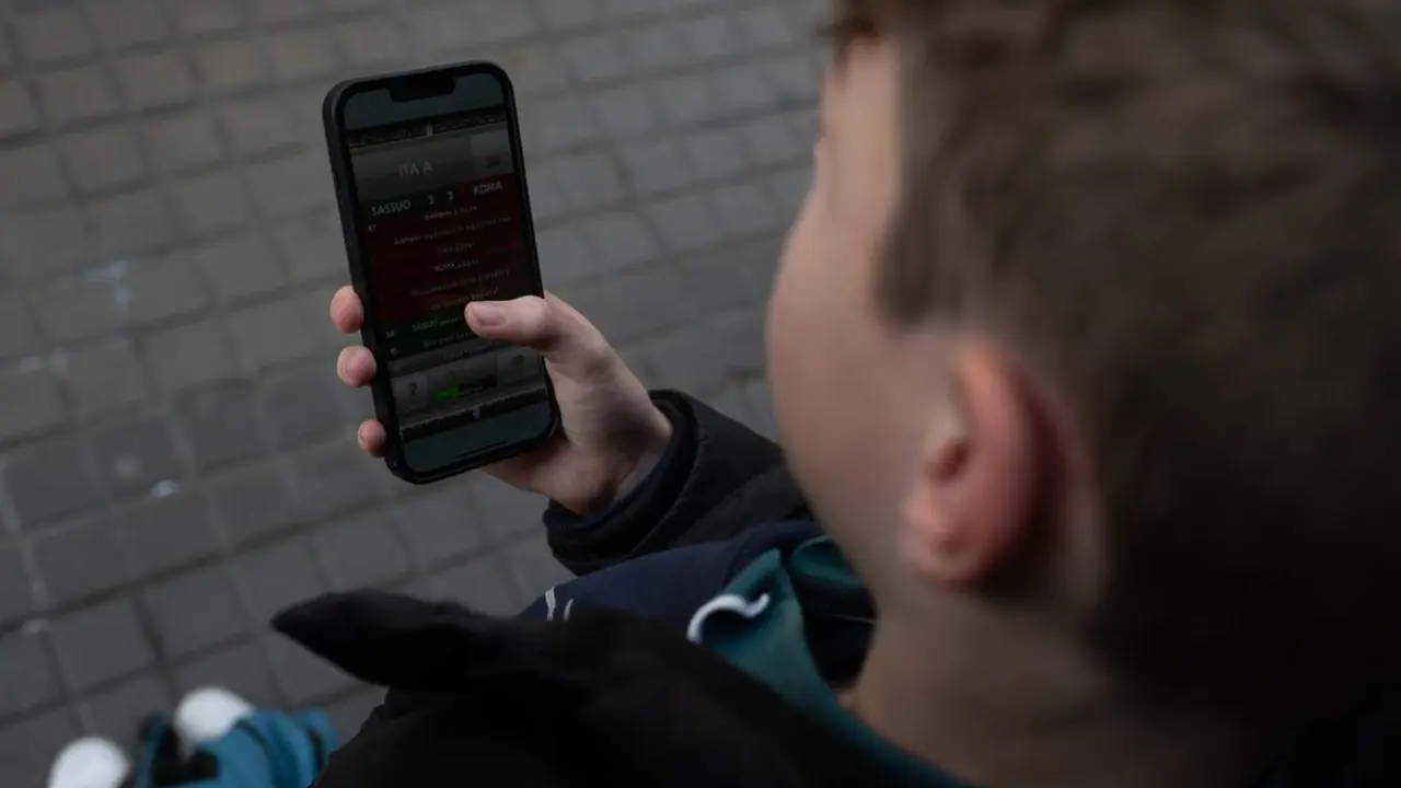  Archivo - Una persona usa el tel&eacute;fono m&oacute;vil, - David Zorrakino - Europa Press - Archivo 