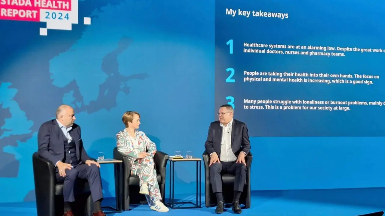  El vicepresidente ejecutivo de comunicaci&oacute;n, Frank Sataud, la directora general de Human 8, Magali Geens, y el ceo de Stada, Peter Goldschmidt, presentando en Roma el Stada Health Report 2024 - EUROPA PRESS 