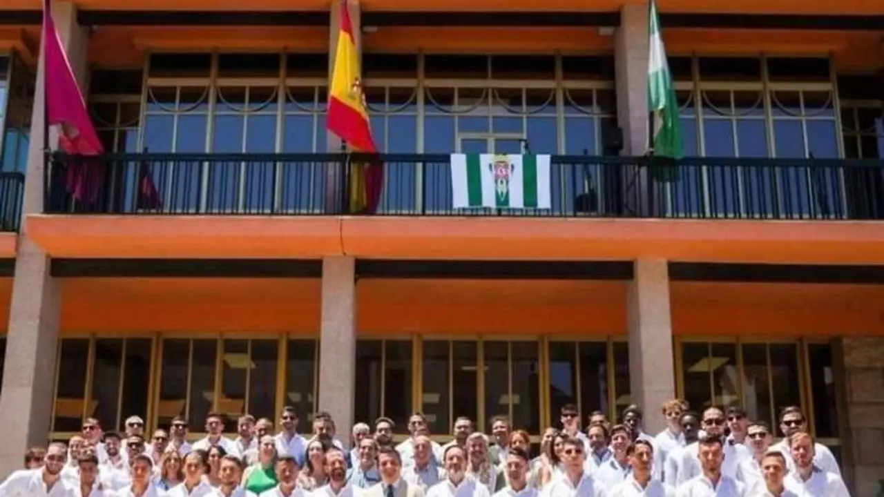  Jos&eacute; Mar&iacute;a Bellido con los jugadores del C&oacute;rdoba FC en el Ayuntamiento 