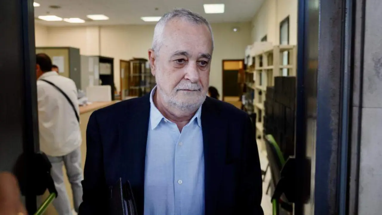  El expresidente de la Junta de Andaluc&iacute;a, Jos&eacute; Antonio Grin&aacute;n llegando a los juzgados a 18 de mayo de 2023 en Sevilla 