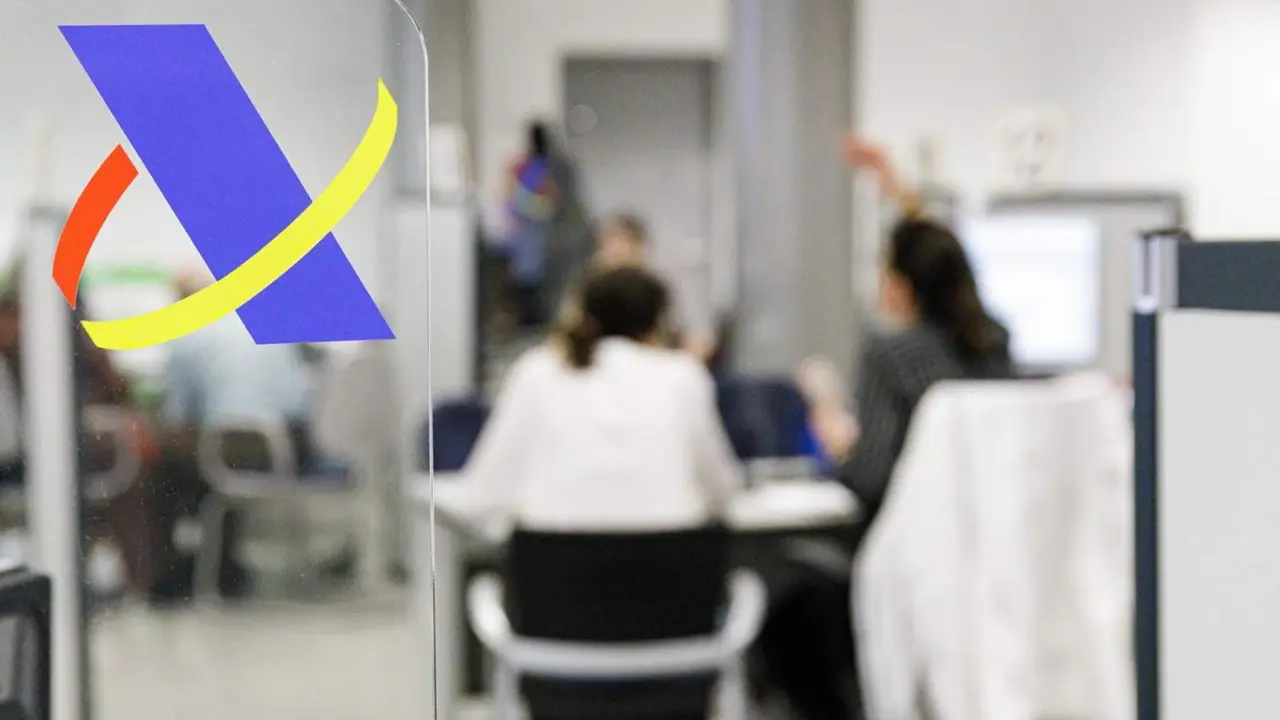  Archivo - Varias personas son atendidas en la Agencia Tributaria. - Carlos Luj&aacute;n - Europa Press - Archivo 