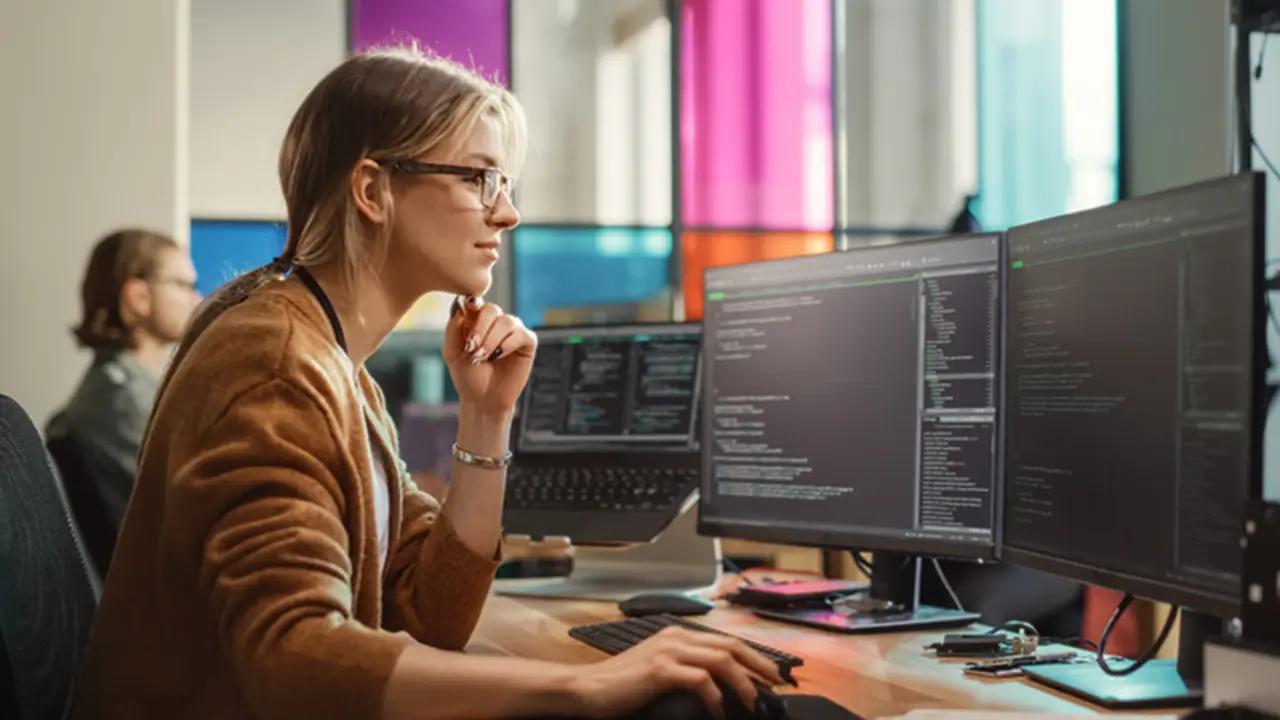  Mujeres frente al ordenador. ARCHIVO 