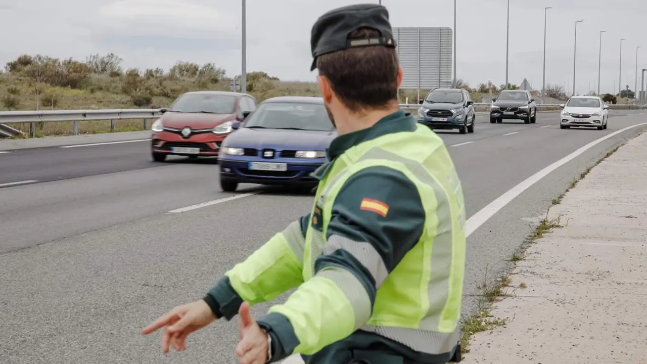  Archivo - Un agente de la Guardia Civil en un dispositivo de vigilancia de tr&aacute;fico en la A-5, el d&iacute;a en que arranca la operaci&oacute;n salida de Semana Santa 2022, a 8 de abril de 2022, en Madrid (Espa&ntilde;a). Hoy empieza la operaci&oacute;n salida de Semana Santa 2022, u - Carlos Luj&aacute;n - Europa Press - Archivo 
