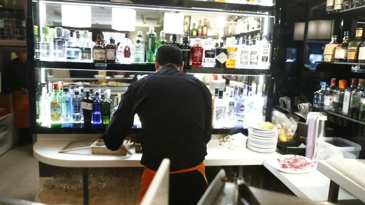  Archivo - Camarero trabajando - EUROPA PRESS - Archivo 