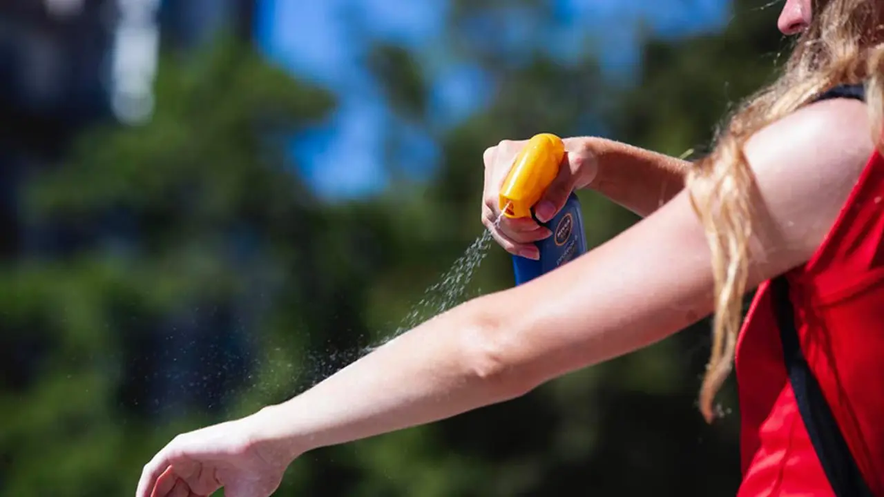  Una mujer se protege del sol con crema solar (foto EFE). 