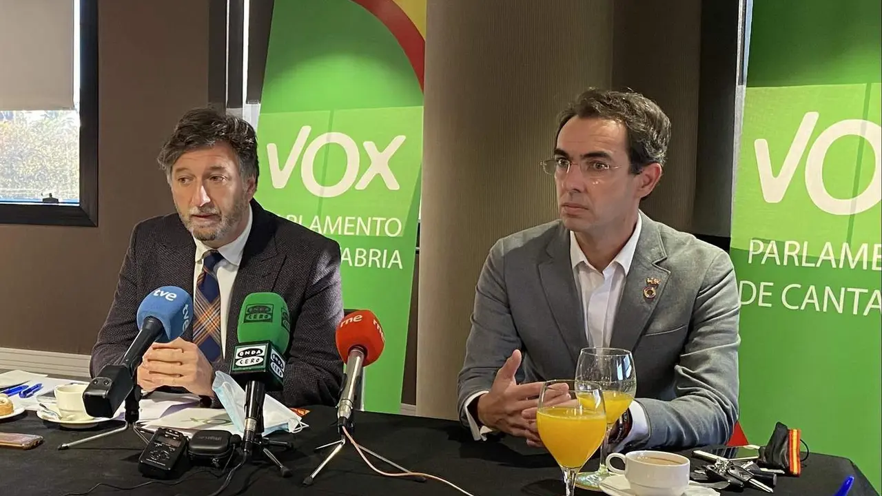  Archivo - Los diputados de Vox en el Parlamento Cristóbal Palacio (izda) y Armando Blanco (derecha).- Archivo - VOX - Archivo | EP 