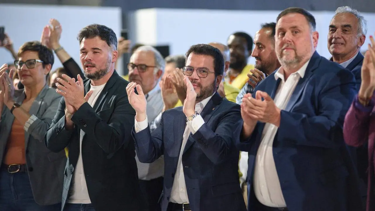  Archivo - (I-D) El portavoz en el Congreso Gabriel Rufián; el presidente de la Generalitat en funciones Pere Aragonès y el expresidente de ERC Oriol Junqueras, en una foto de archivo - Alberto Paredes - Europa Press - Archivo 