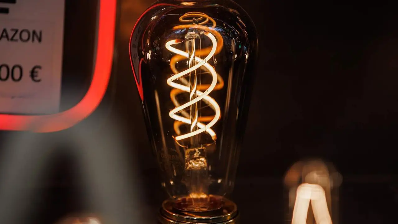  Archivo - Una bombilla en el escaparate de una tienda de lámparas, a 22 de junio de 2022, en Madrid (España). - Alejandro Martínez Vélez - Europa Press - Archivo 