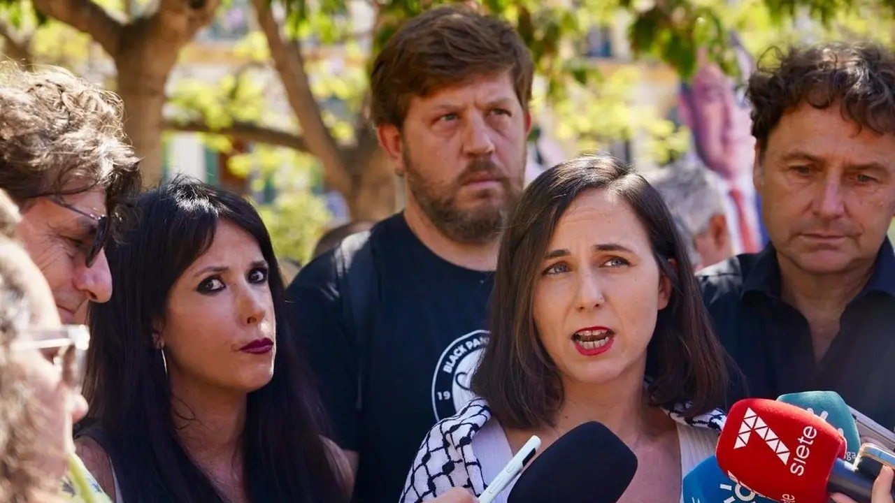  La secretaria general y diputada de Podemos, Ione Belarra, (centro), junto a la secretaria general de Podemos Andalucía, Martina Velarde. - ALEX ZEA - EUROPA PRESS 