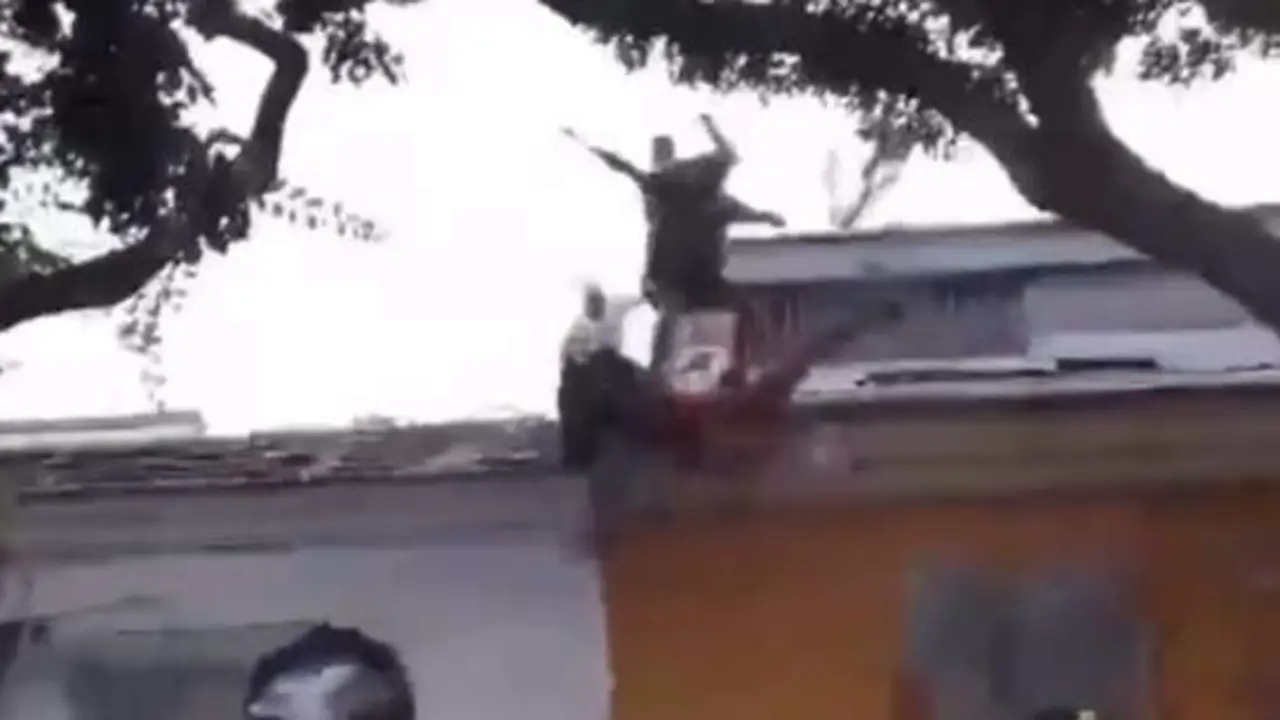  Momento en el que empujan a una persona de un tejado bajo en el barrio de Bon Pastor de Barcelona - REDES SOCIALES | EP 