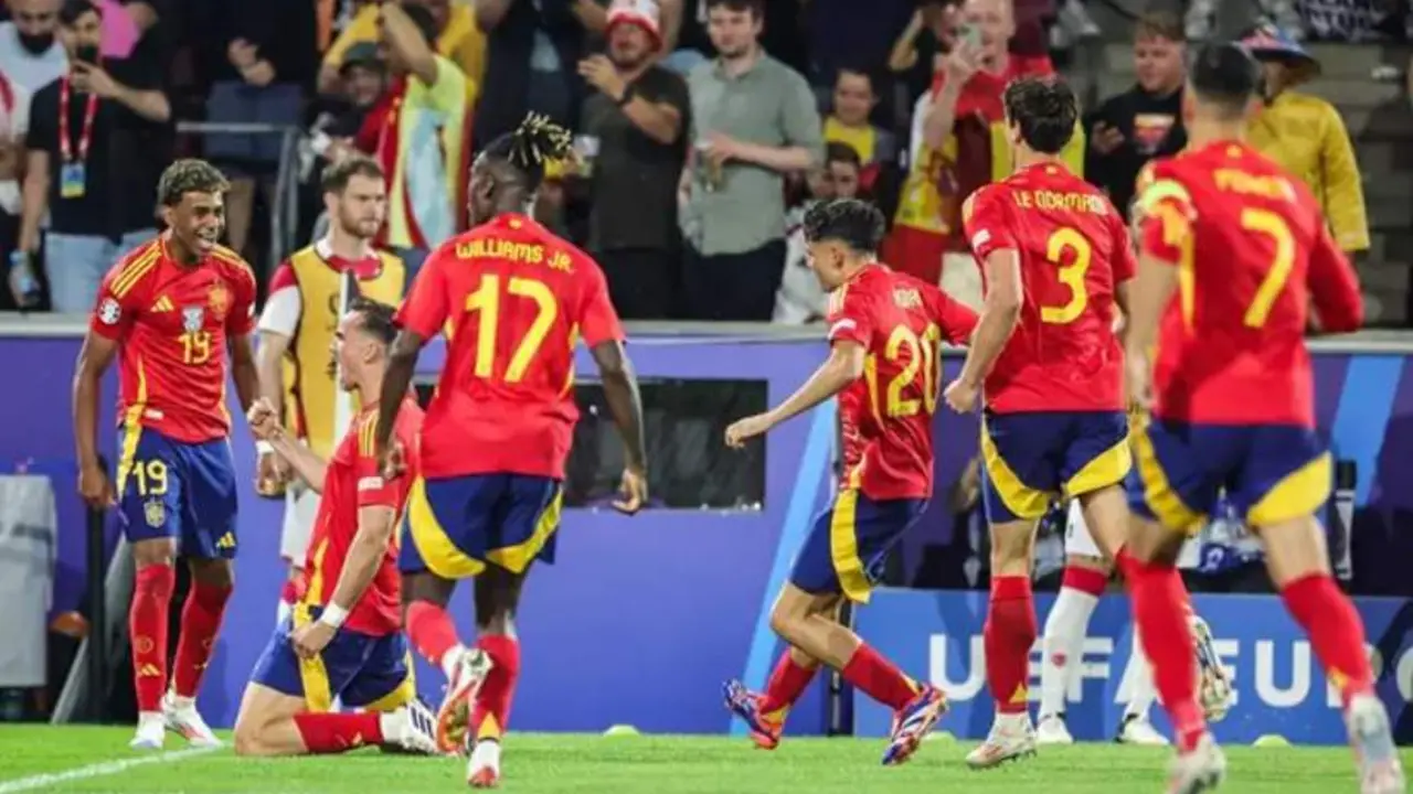  Los jugadores de la selecci&oacute;n celebrando el gol de Fab&iacute;an para remontar 