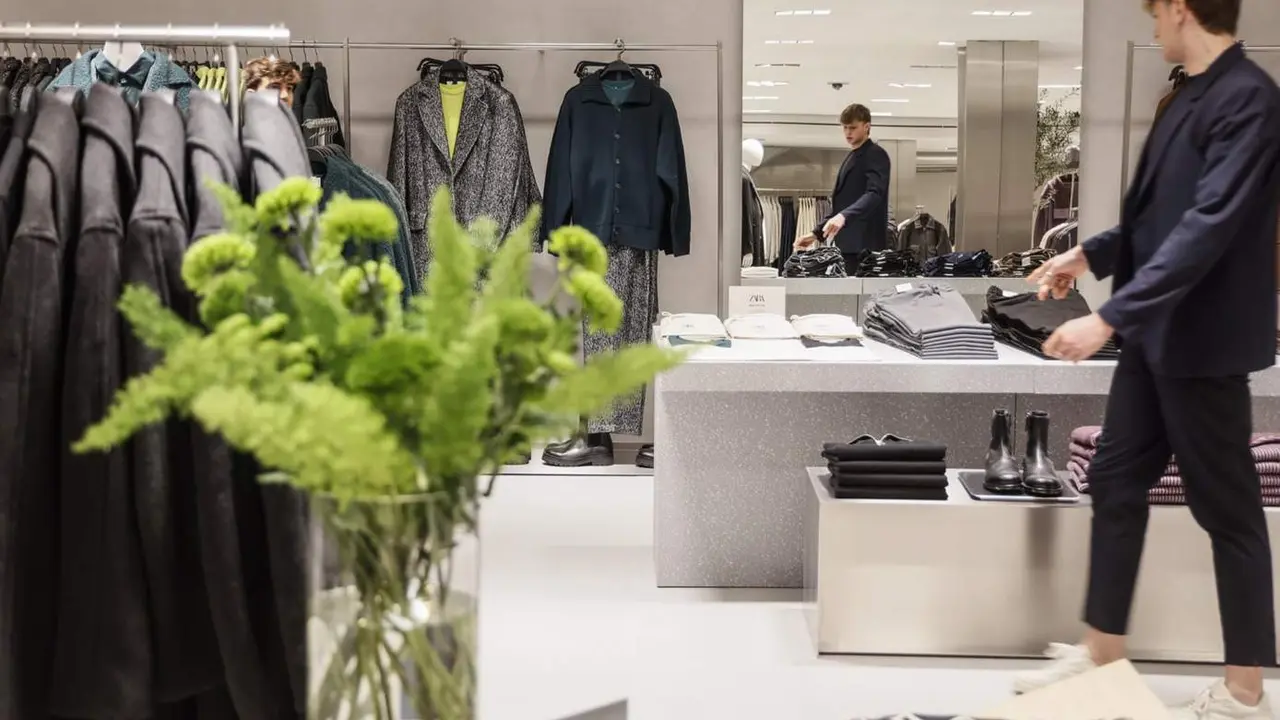  Archivo - Un dependiente de una macrotienda. - Rober Solsona - Europa Press - Archivo 