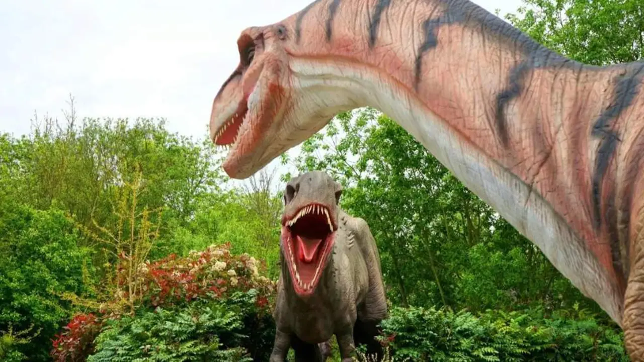  Simulaci&oacute;n de dos dinosaurios 