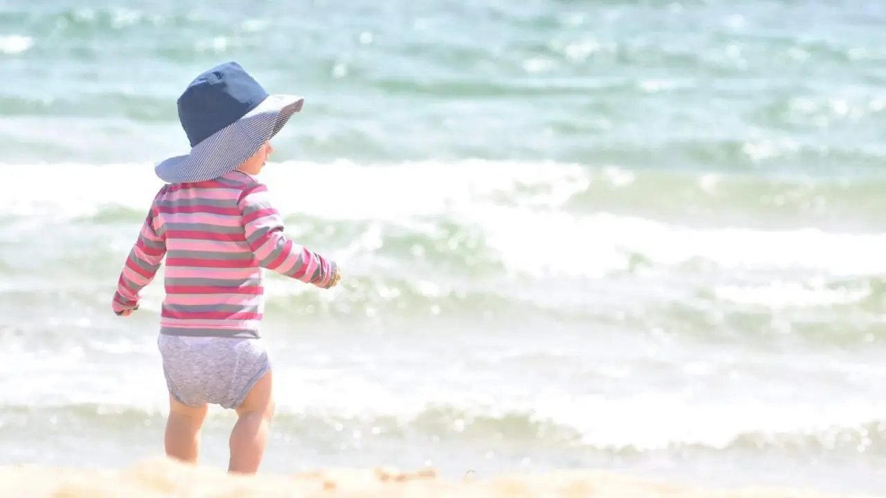  Archivo - Beb&eacute; en la playa, sol, crema solar - ATIDA - Archivo 