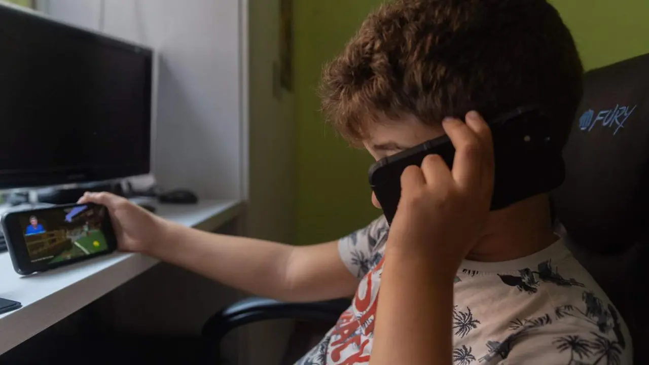  Archivo - Un ni&ntilde;o usa el tel&eacute;fono m&oacute;vil y una tablet, a 18 de octubre de 2023, en Madrid (Espa&ntilde;a) 