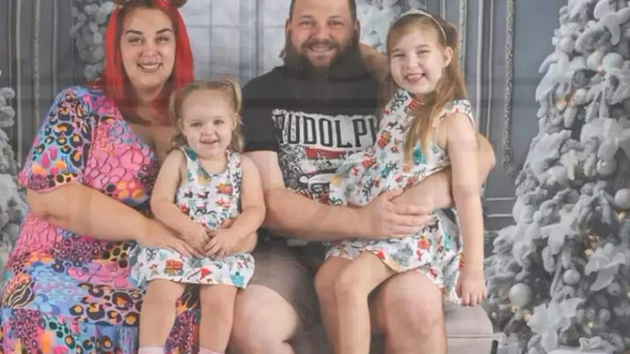  Ashlee Wallace, Justin Wallace y su hija Audrey (derecha) 