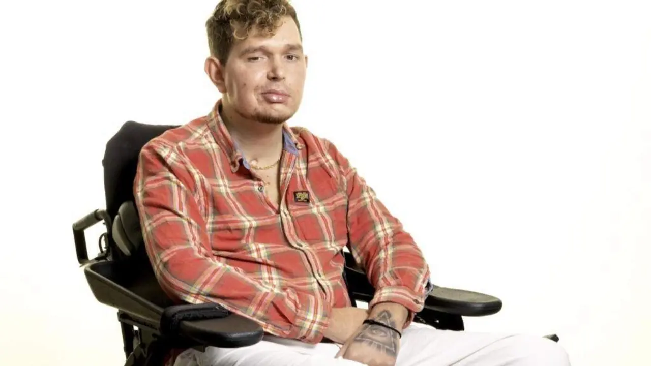  El escritor Howard Wicks, que escribi&oacute; su libro solo con sus ojos 