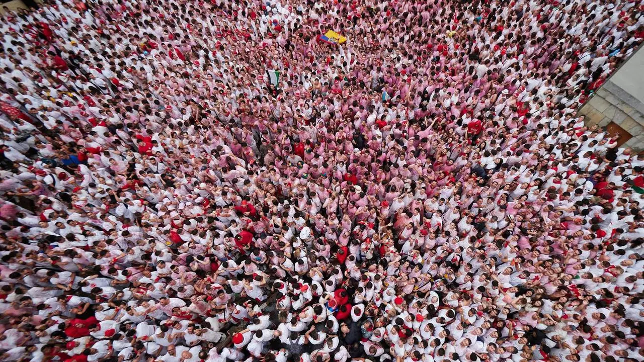  Miles de personas celebran el comienzo de las fiestas de San Fermín durante el chupinazo, a 6 de julio de 2024, en Pamplona, Navarra (España). - Eduardo Sanz - Europa Press 