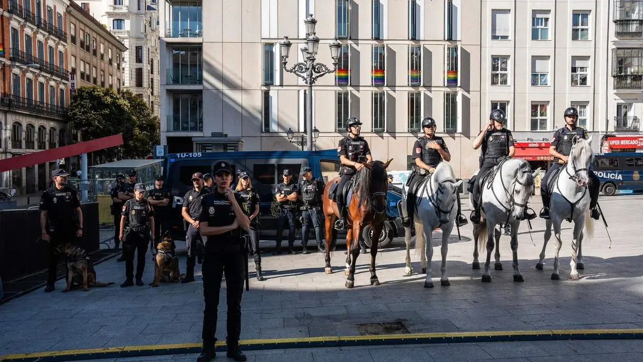  Algunos agentes de la Policía Nacional para el dispositivo policial para garantizar la seguridad durante el MADO 2024, en la Plaza Pedro Zerola, a 3 de julio de 2024, en Madrid (España). - Matias Chiofalo - Europa Press 