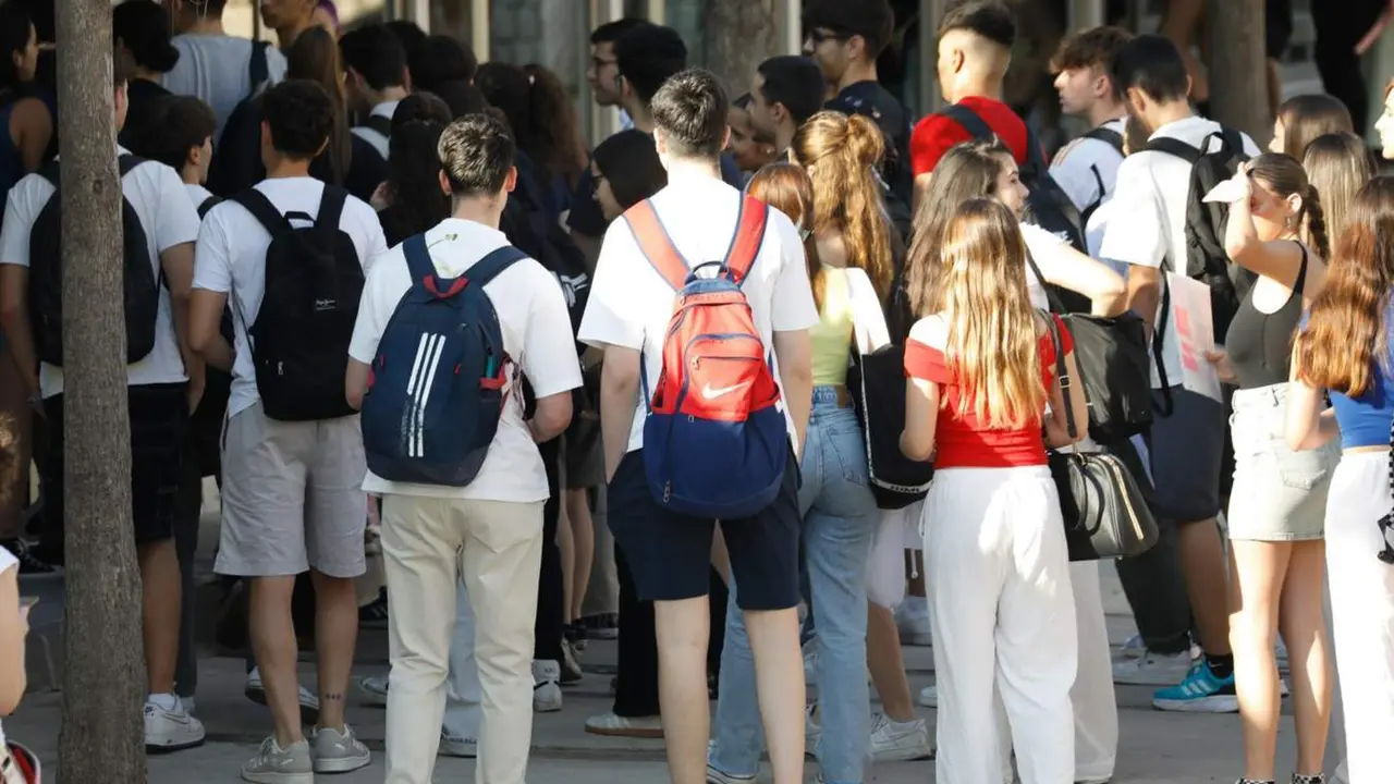  Archivo - Estudiantes a su llegada al primer d&iacute;a de las pruebas de la Evaluaci&oacute;n del Bachillerato para el Acceso a la Universidad (EBAU), en la Universidad de Espinardo, a 5 de junio de 2024, en Murcia, Regi&oacute;n de Murcia (Espa&ntilde;a). Un total de 7.547 estudia - Edu Botella - Europa Press - Archivo 