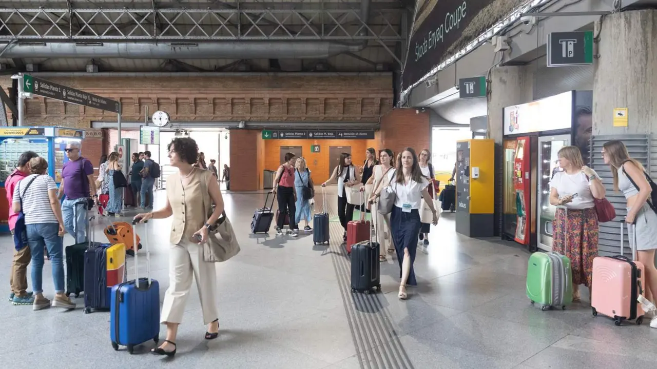  El programa 'Verano Joven' supera los 150.000 viajes en siete d&iacute;as y casi 100.000 j&oacute;venes ya usan su c&oacute;digo 