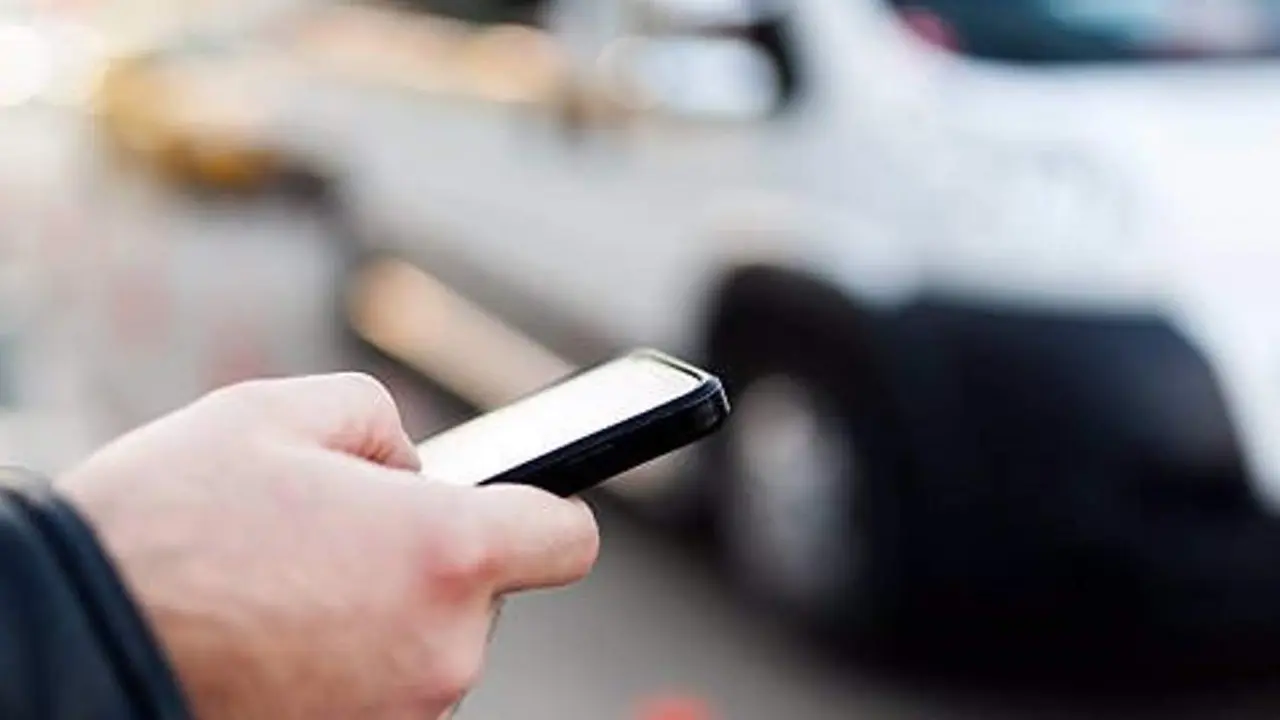  Archivo - Imagen de un hombre con un tel&eacute;fono m&oacute;vil - AYUNTAMIENTO DE VAL&Egrave;NCIA - Archivo 