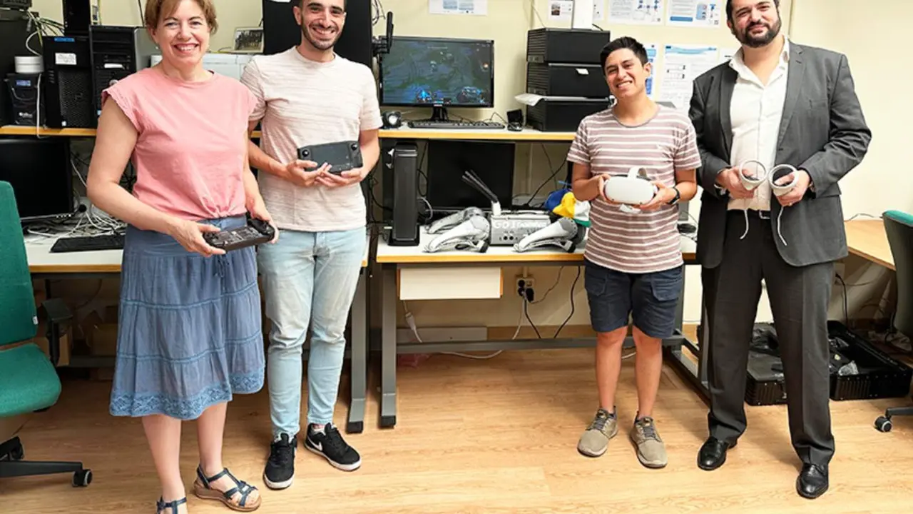  Equipo de investigaci&oacute;n de la Universidad de M&aacute;laga que ha probado con &eacute;xito una conexi&oacute;n de red m&oacute;vil m&aacute;s r&aacute;pida que las tradicionales. 