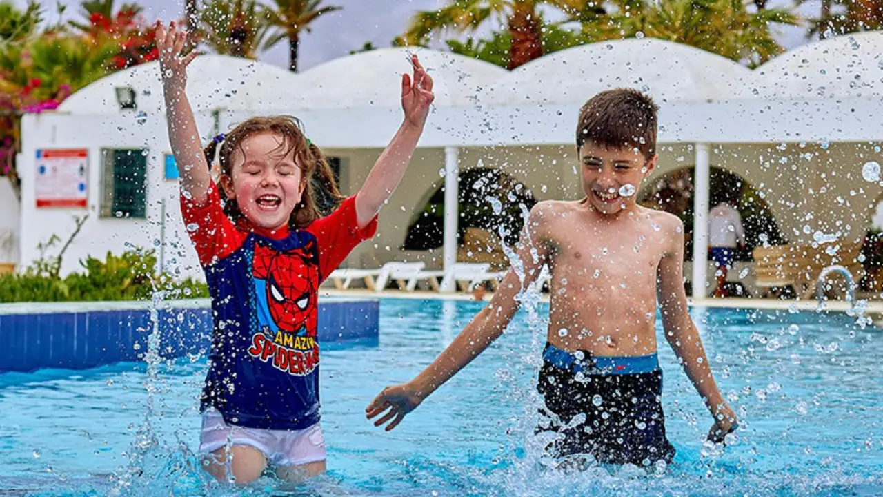  Hora del ba&ntilde;o en la piscina durante un campamento de verano. 