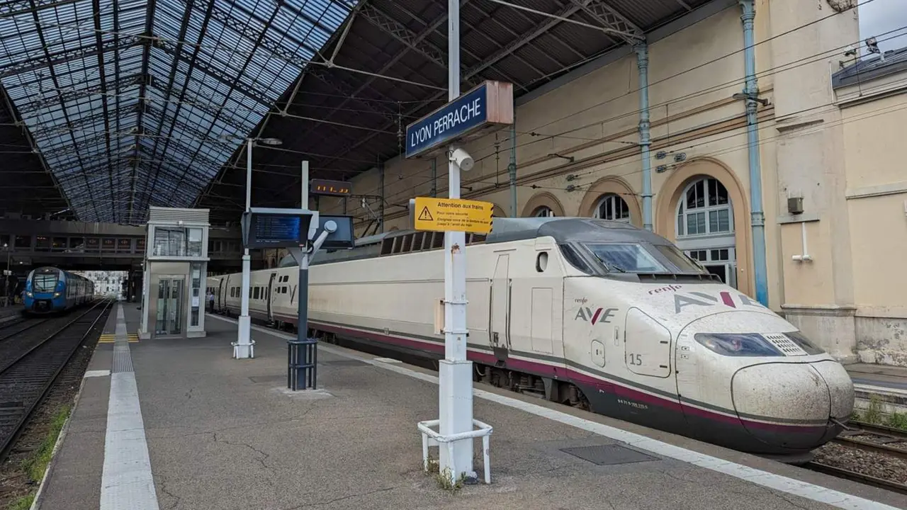  Archivo - Un AVE de Renfe en una estaci&oacute;n de Francia. - RENFE - Archivo 