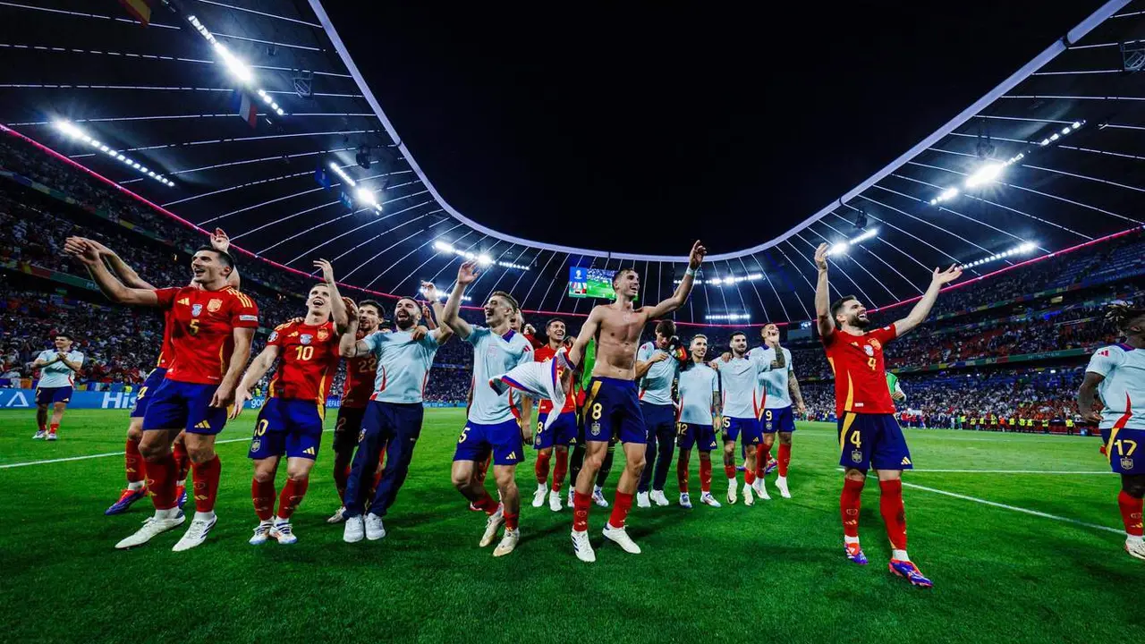  Espa&ntilde;a celebrando su pase a la final 