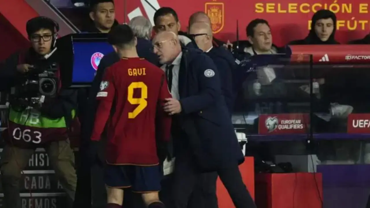  Gavi retir&aacute;ndose lesionado tras el partido contra Georgia 