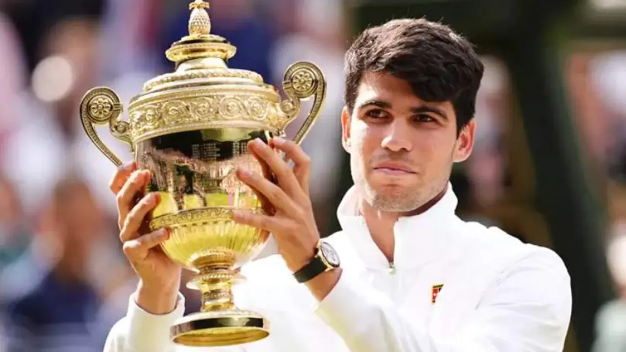  Carlos Alcaraz levantando el trofeo de Wimbledon 
