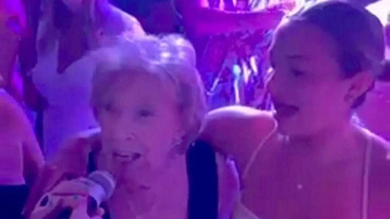  La abuela cantando karaoke junto a su nieta en la boda 