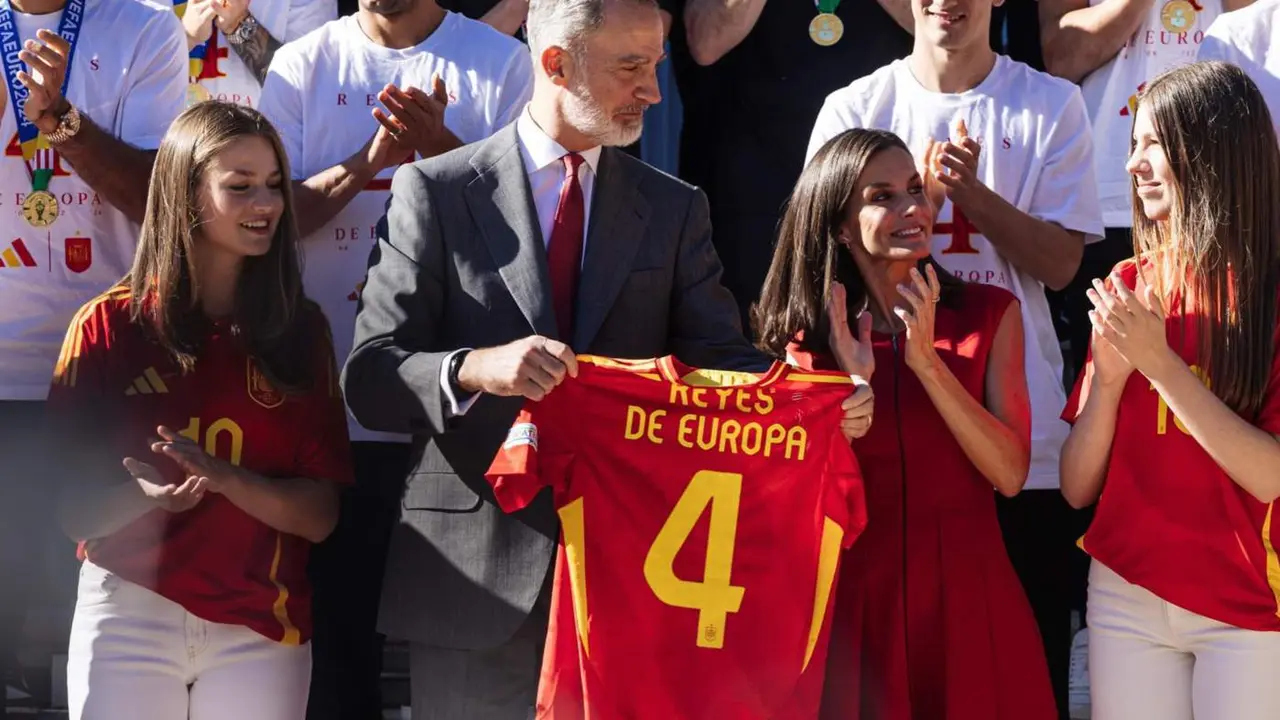  Los Reyes Felipe VI y Letizia; la Princesa Leonor y la Infanta Sof&iacute;a reciben a la selecci&oacute;n espa&ntilde;ola de f&uacute;tbol por la conquista de la Eurocopa de Alemania - Carlos Luj&aacute;n - Europa Press 