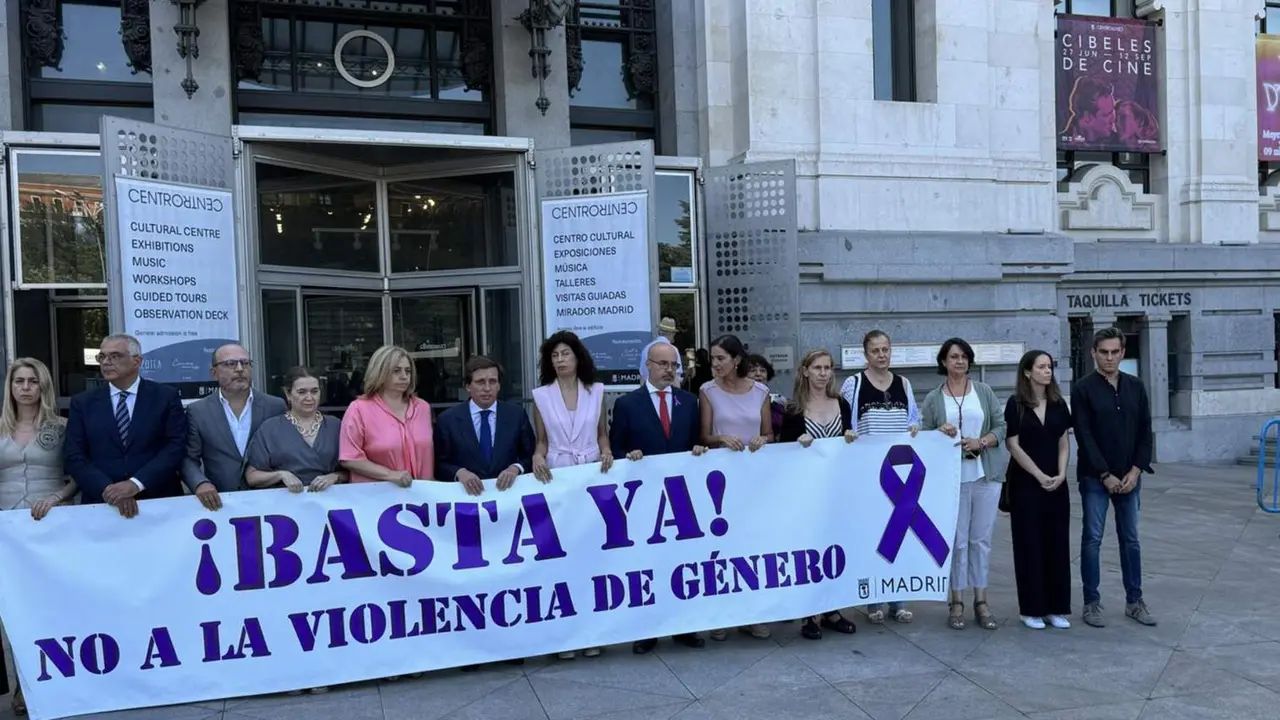  Minuto de silencio en Cibeles por el &uacute;ltimo crimen de violencia de g&eacute;nero en la capital. - EUROPA PRESS 