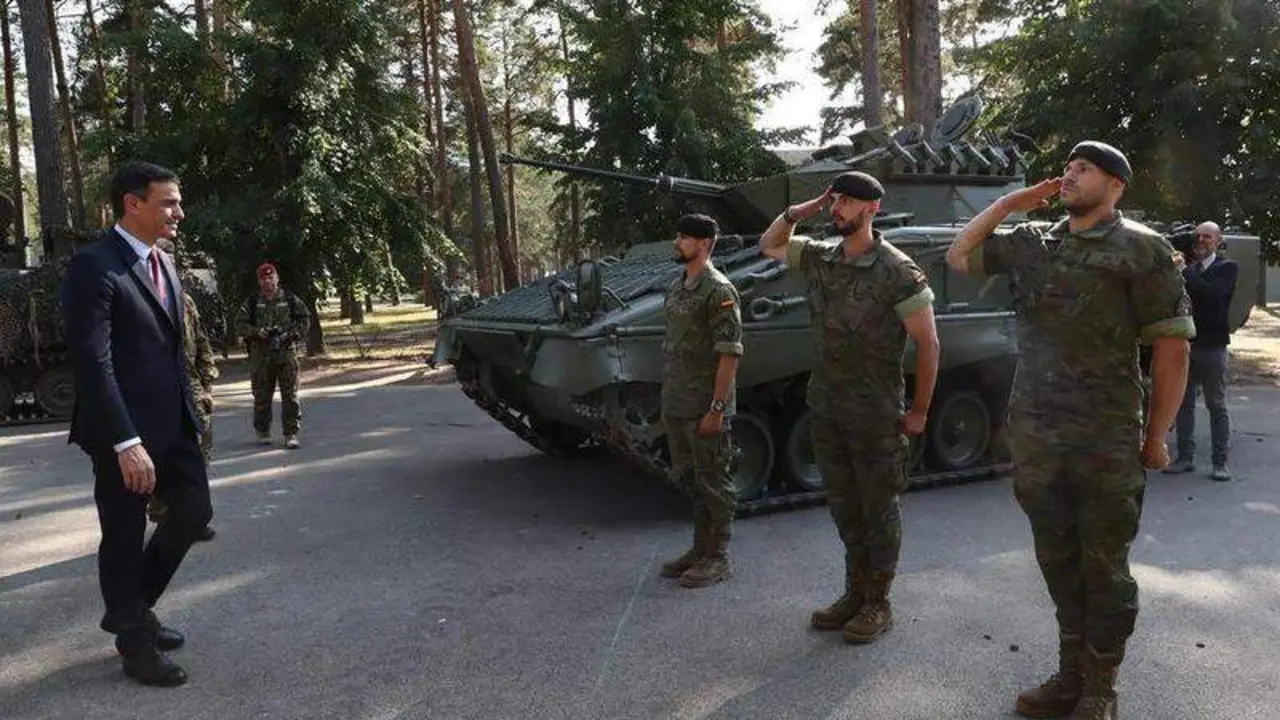  Archivo - El presidente del Gobierno, Pedro S&aacute;nchez, durante una visita a las tropas espa&ntilde;olas en la base militar de Adazi, en Letonia - MONCLOA - 