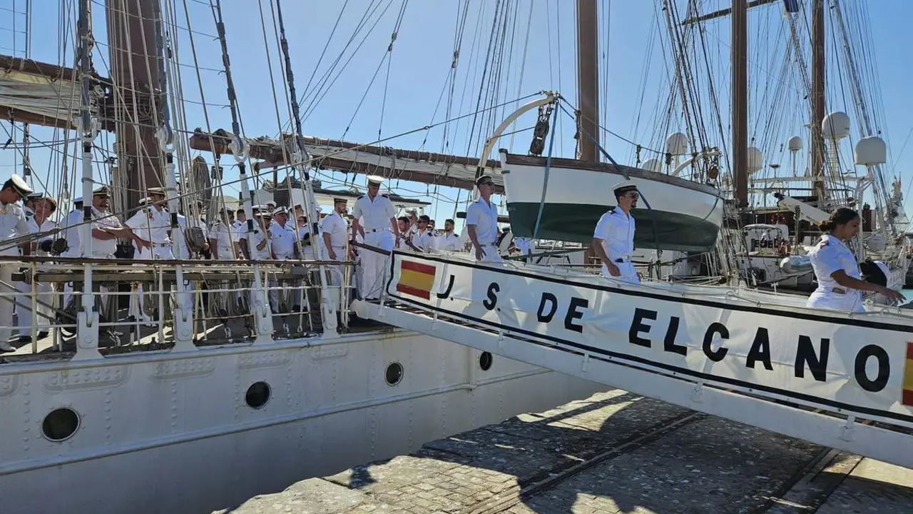  Estudiantes de la Escuela Naval Militar desembarcan en C&aacute;diz tras siete meses a bordo del buque 
