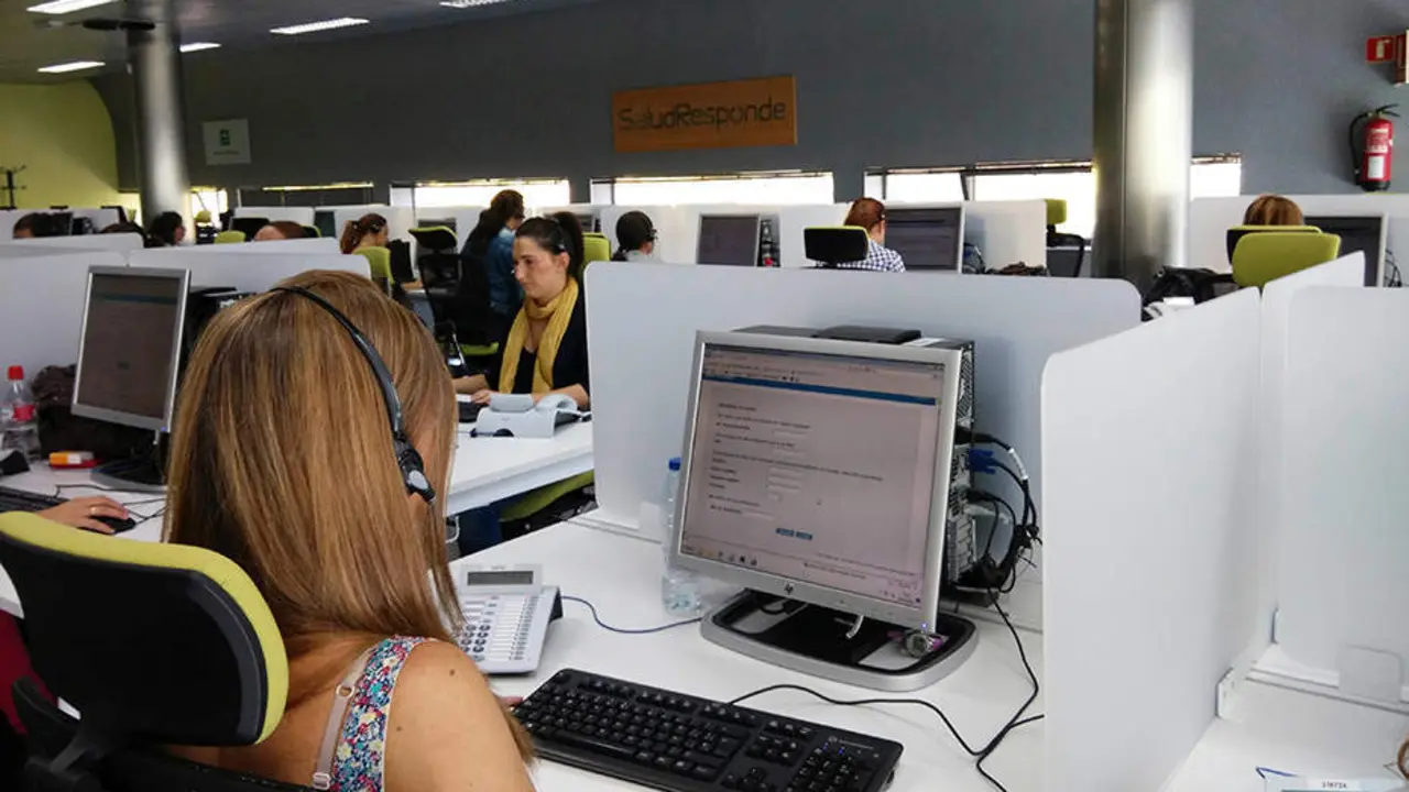 Operadores en una de las salas de coordinaci&oacute;n de Salud Responde, en Ja&eacute;n | Junta de Andaluc&iacute;a 