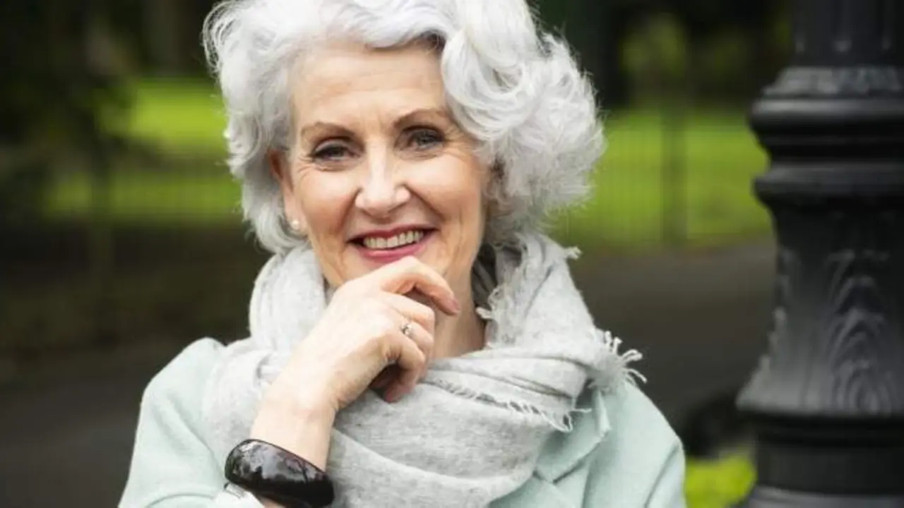  Anne Flanagan, senior, comienza una carrera como modelo a los 70 a&ntilde;os &ndash; SWNS 