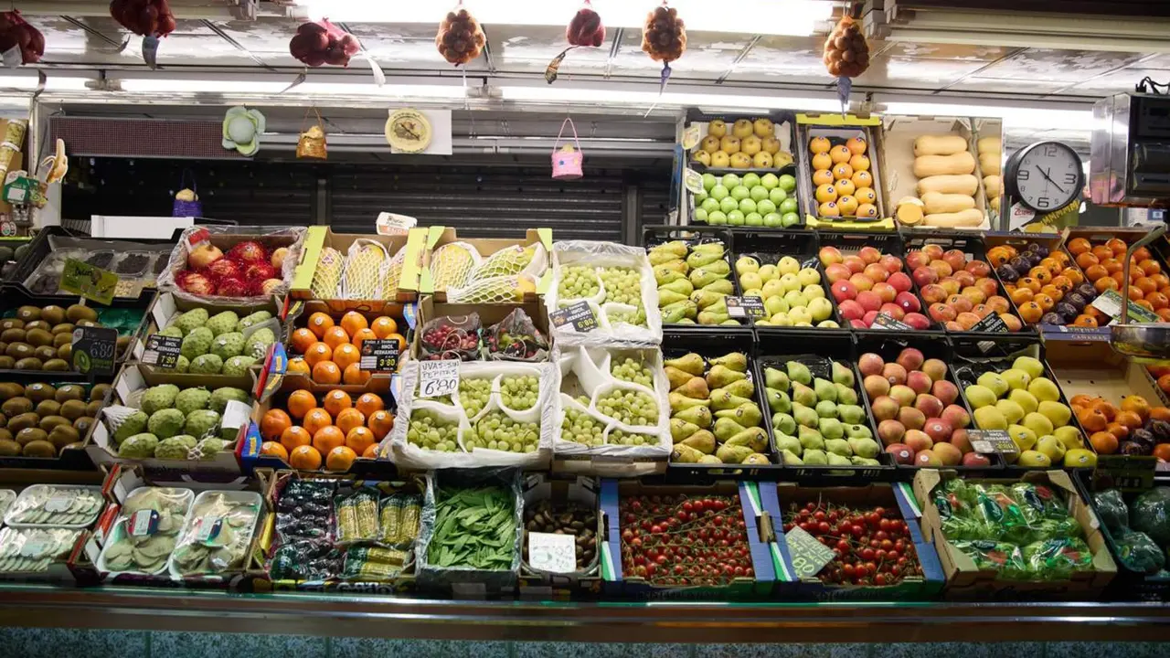  Archivo - Expositor de una fruter&iacute;a en un mercado - Jes&uacute;s Hell&iacute;n - Europa Press - Archivo 