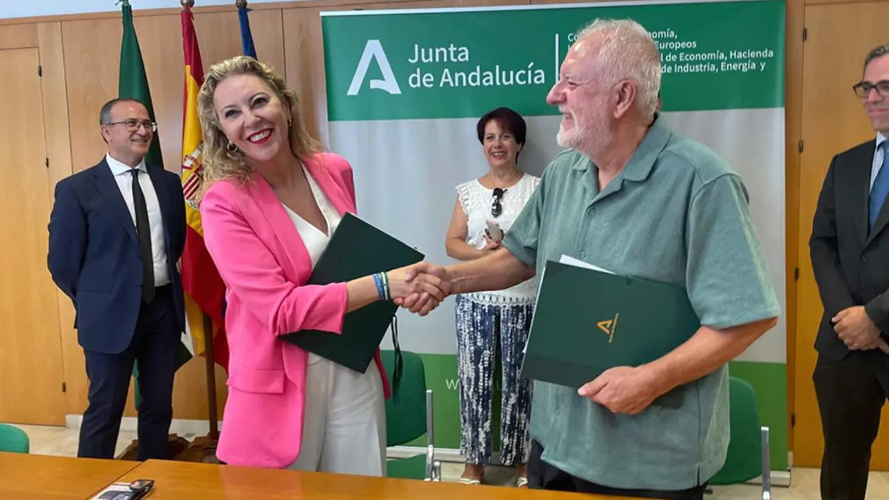  La consejera de Econom&iacute;a y el presidente de la Federaci&oacute;n de Organizaciones Andaluzas de Mayores (FOAM), Mart&iacute;n Dur&aacute;n, tras la firma del protocolo. 